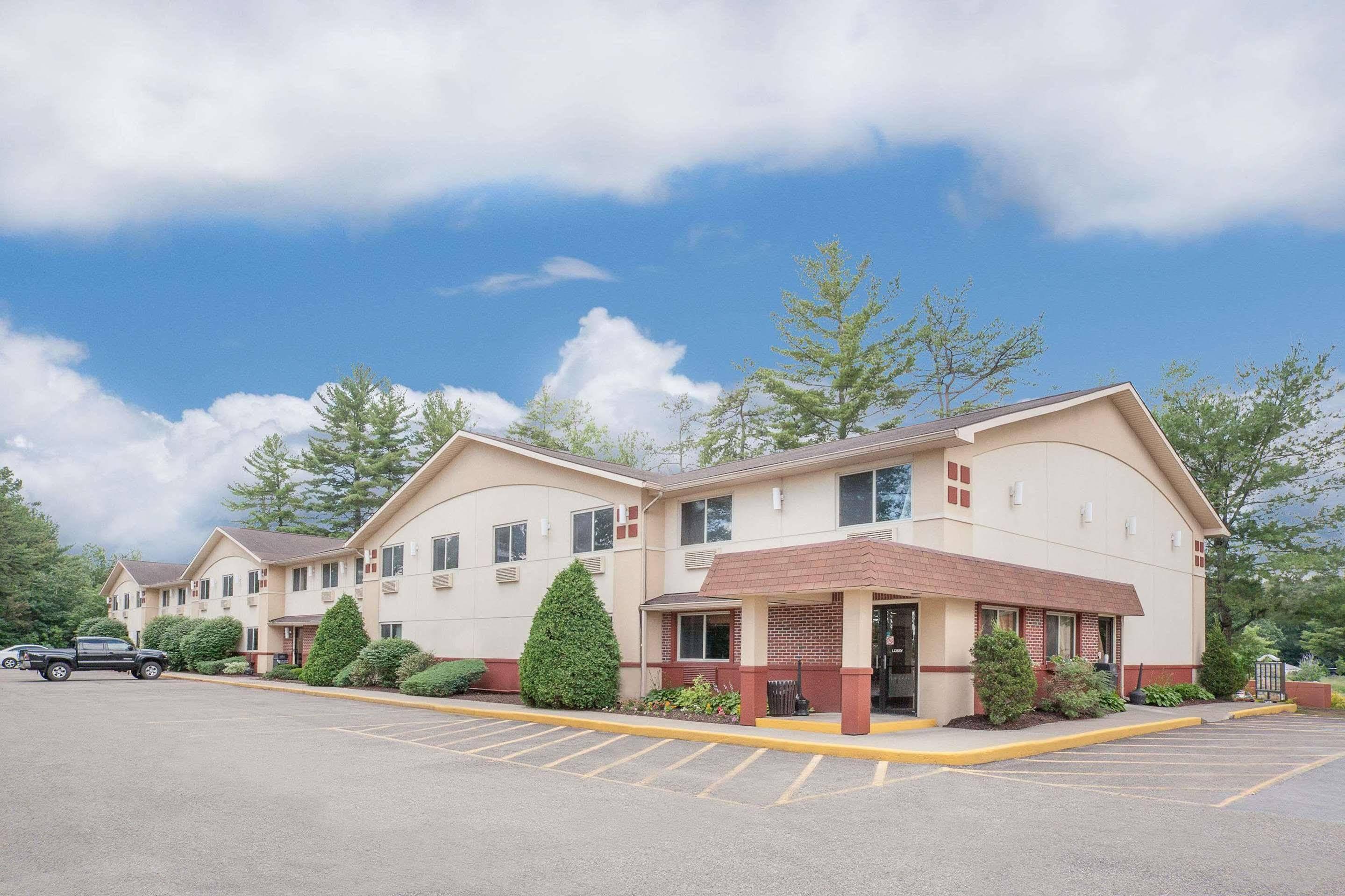 Super 8 By Wyndham Queensbury Glens Falls Екстер'єр фото