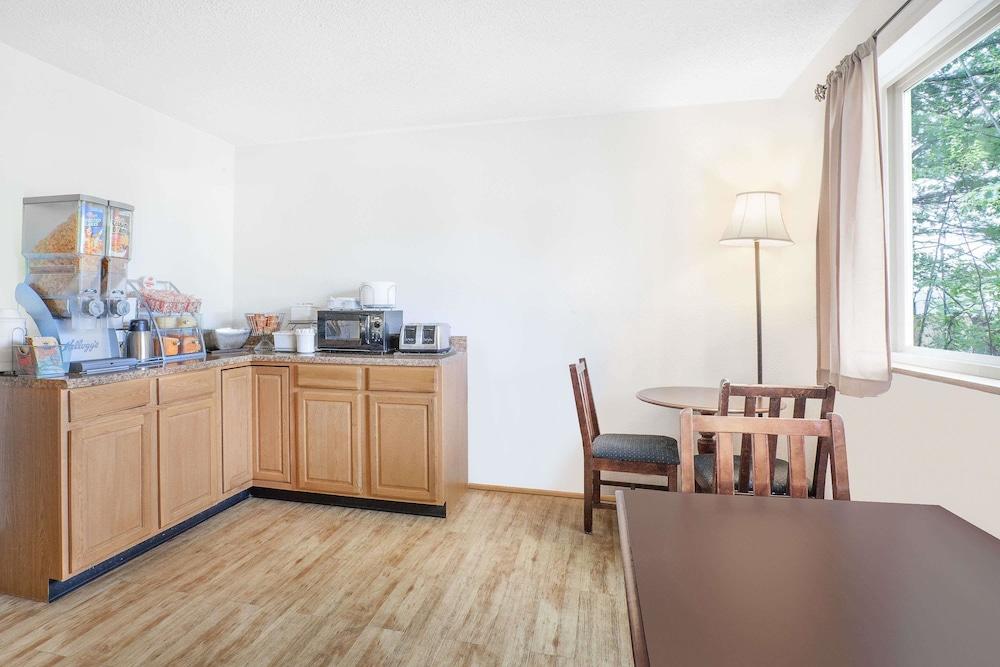 Super 8 By Wyndham Queensbury Glens Falls Екстер'єр фото